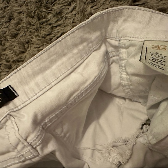 Lot of 2 Jean shorts- (2 pairs- Lavender AMERICAN EAGLE & White KLIQUE B) - Picture 4 of 4